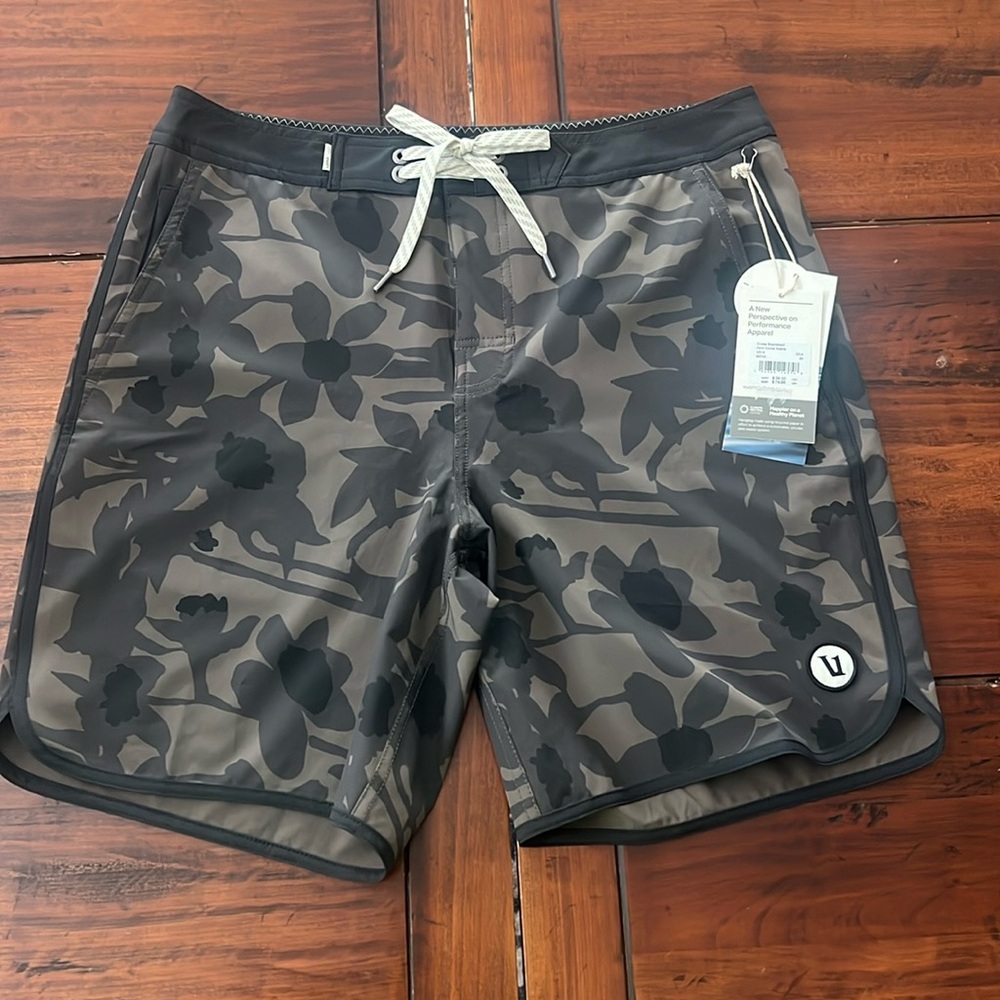 Vuori Men’s Size 30 Camo Flower Shorts